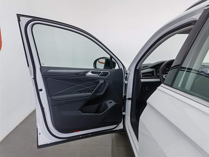 Фото 8 - Volkswagen Tiguan L Pro