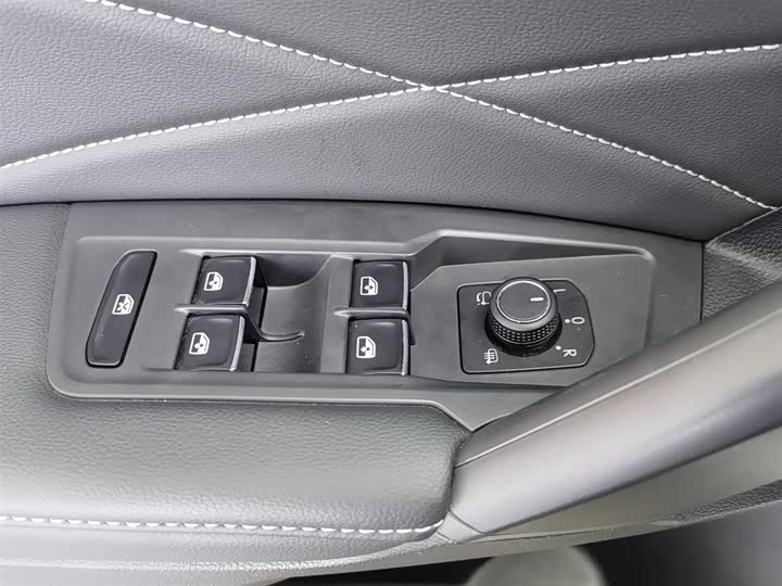 Фото 9 - Volkswagen Tiguan L Pro