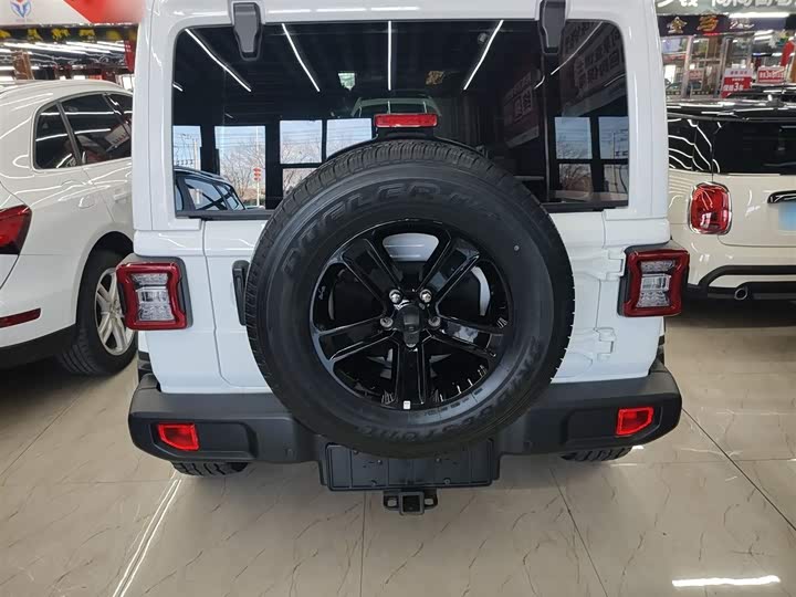 Фото 6 - Jeep Wrangler