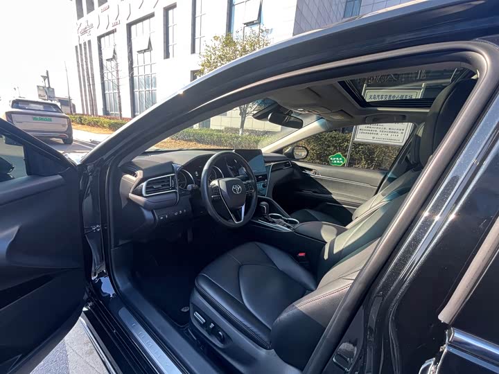 Фото 4 - Toyota Camry