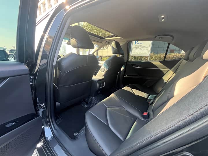 Фото 5 - Toyota Camry