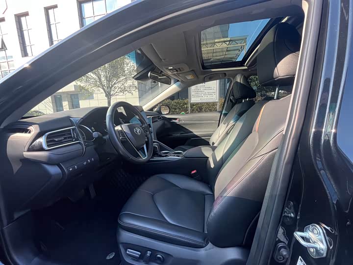 Фото 6 - Toyota Camry