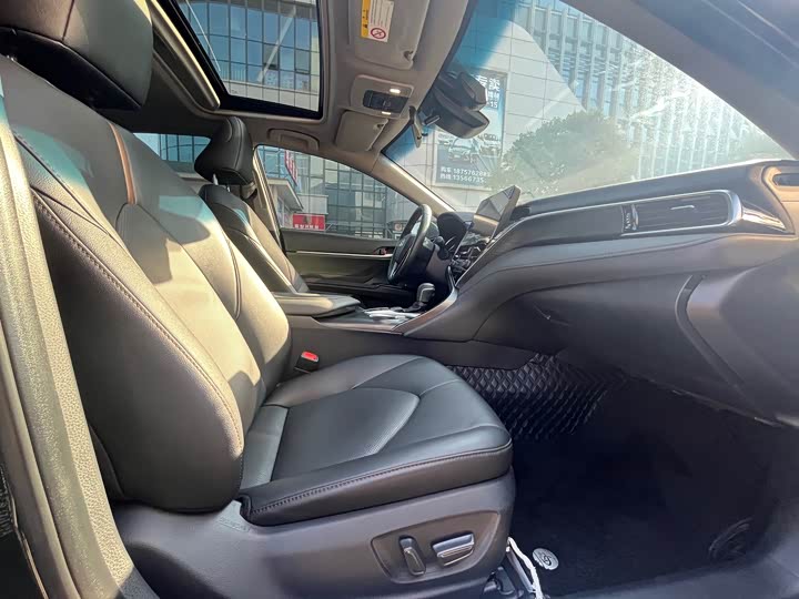 Фото 7 - Toyota Camry