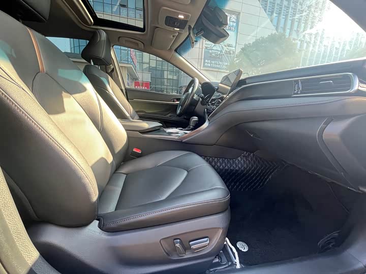 Фото 8 - Toyota Camry