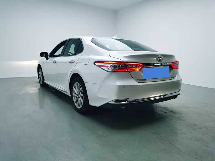 Фото 4 - Toyota Camry
