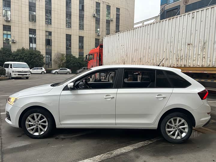 Фото 9 - Skoda Rapid Spaceback