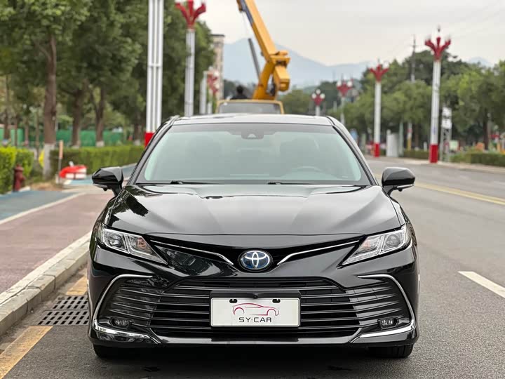Фото 2 - Toyota Camry