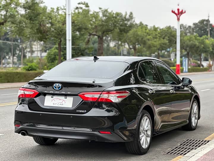 Фото 5 - Toyota Camry