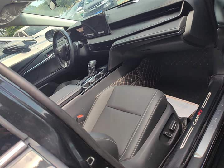 Фото 8 - Toyota Camry