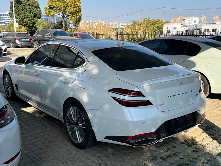 Фото 4 - Genesis G70