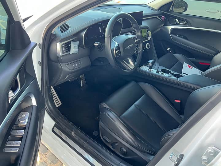 Фото 6 - Genesis G70