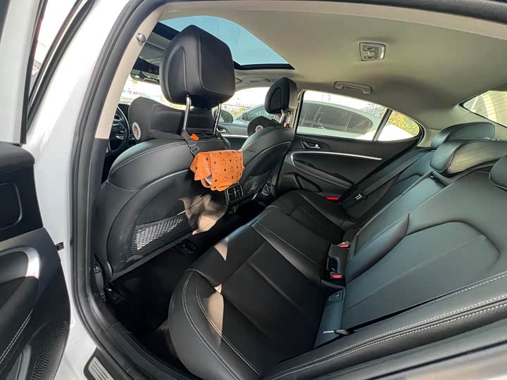 Фото 7 - Genesis G70