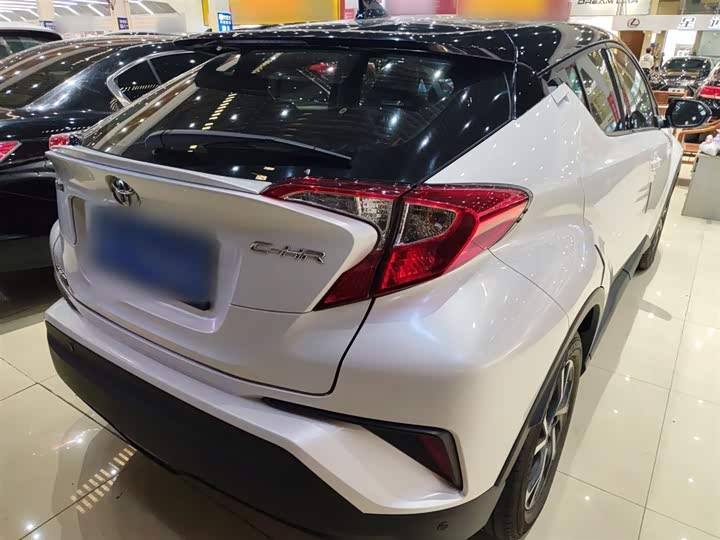 Фото 7 - Toyota C-HR