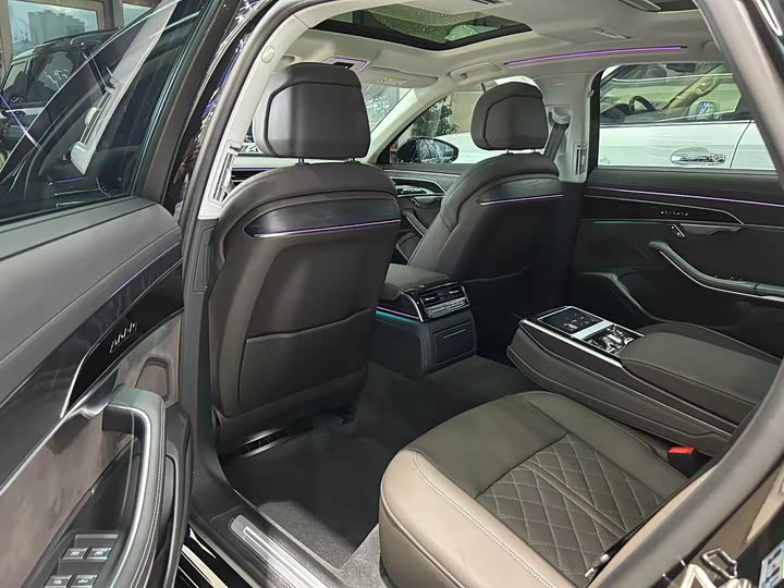 Фото 8 - Audi A8