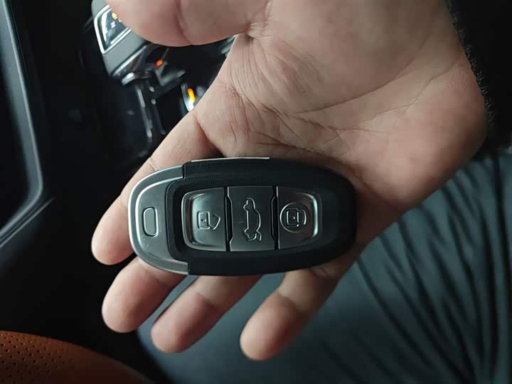 Фото 9 - Hongqi E-QM5