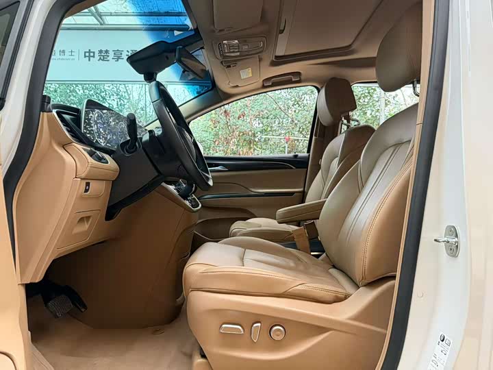 Фото 7 - Buick GL8 ES