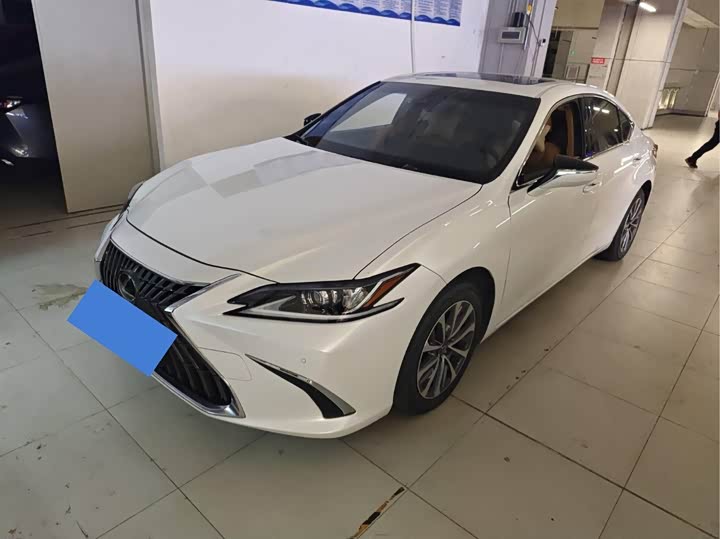 Фото 1 - Lexus ES