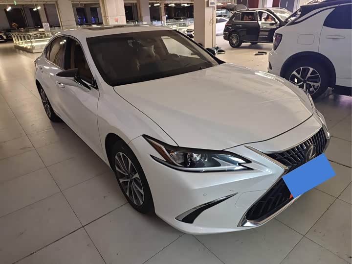 Фото 2 - Lexus ES