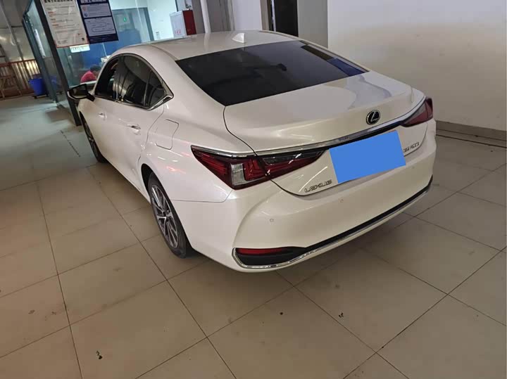 Фото 3 - Lexus ES