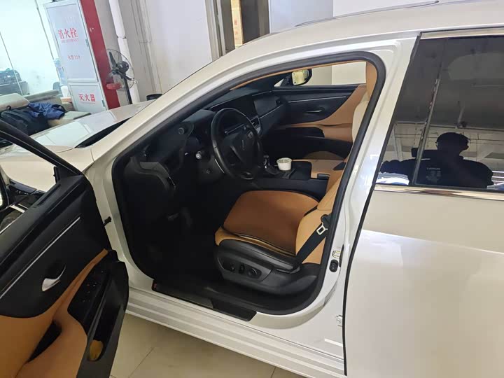 Фото 4 - Lexus ES