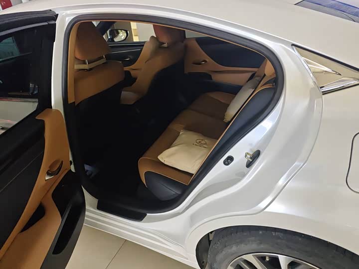 Фото 5 - Lexus ES