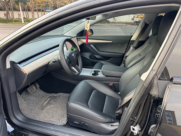 Фото 4 - Tesla Model 3