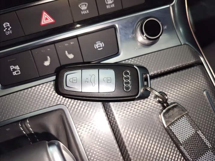 Фото 9 - Audi A6L