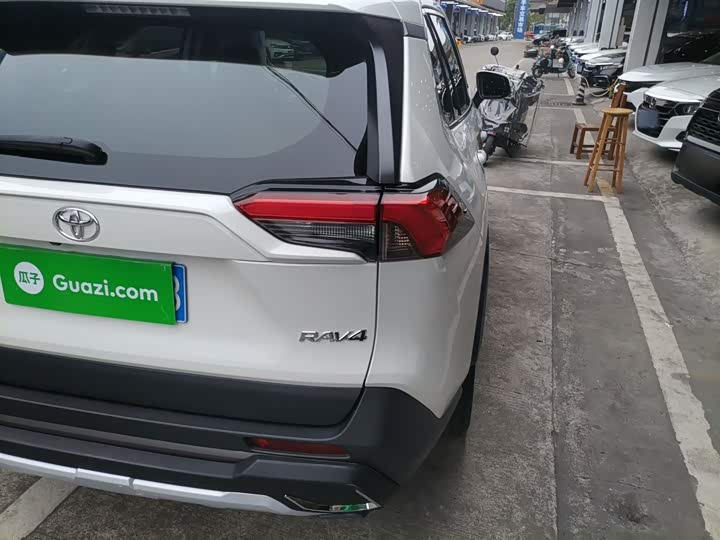 Фото 8 - Toyota RAV4