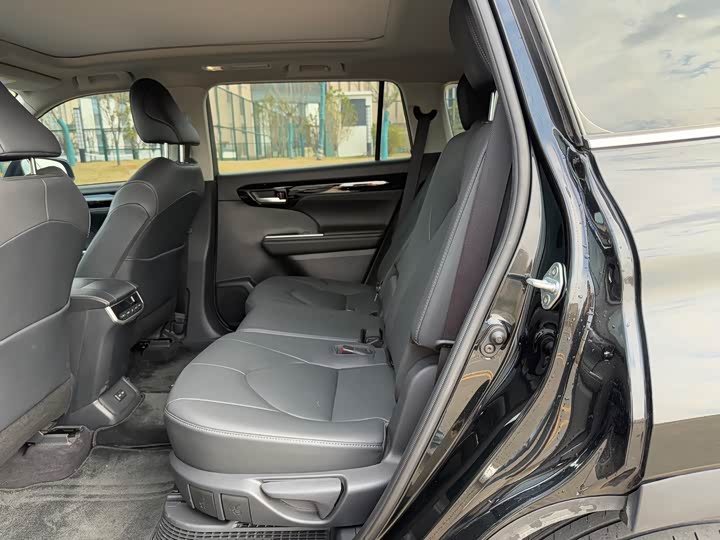 Фото 9 - Toyota Highlander