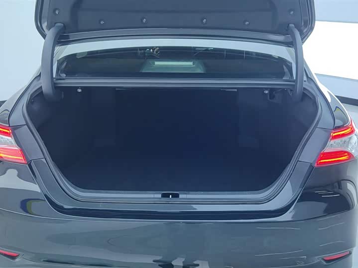 Фото 4 - Toyota Camry