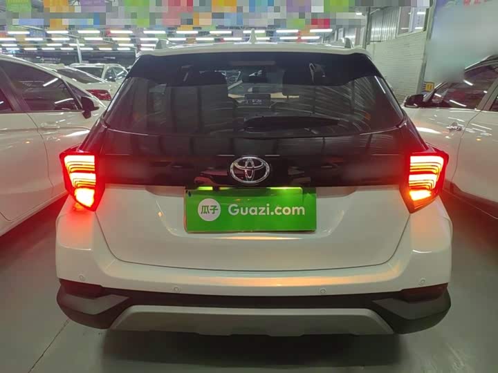 Фото 6 - Toyota Yaris L Hatchback