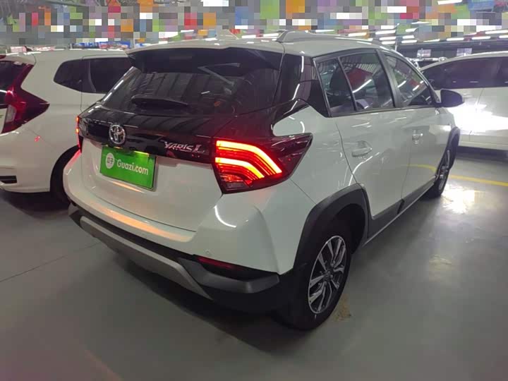 Фото 7 - Toyota Yaris L Hatchback