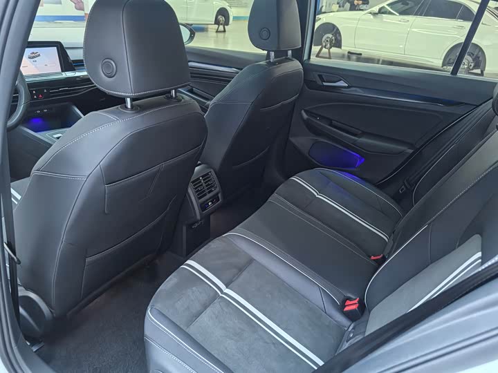 Фото 7 - Volkswagen Golf