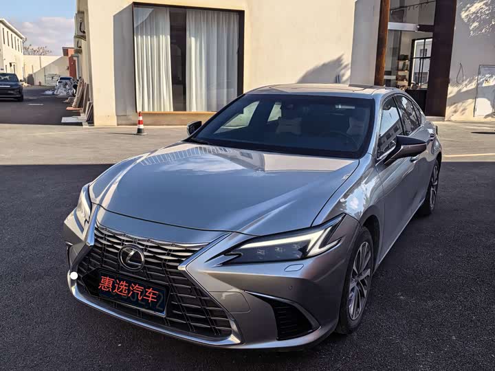 Фото 1 - Lexus ES