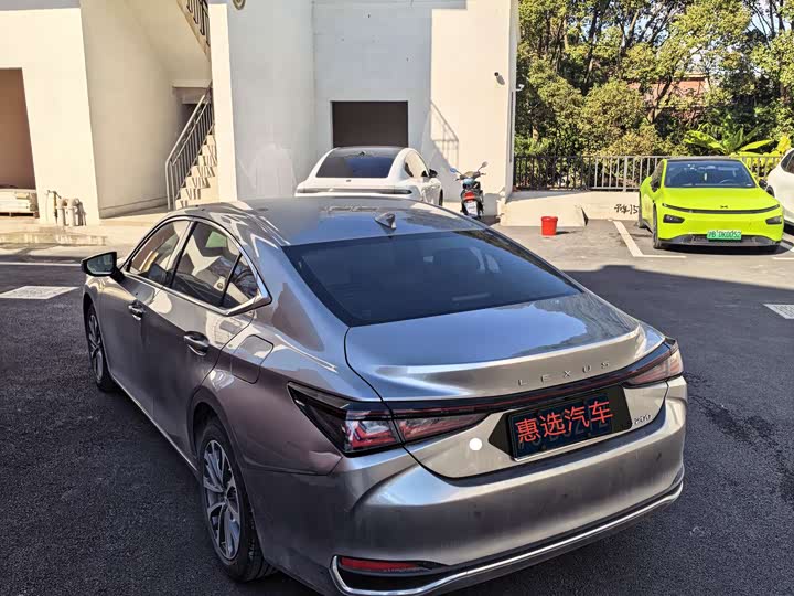 Фото 8 - Lexus ES