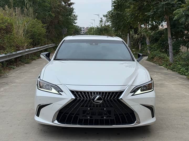 Фото 2 - Lexus ES