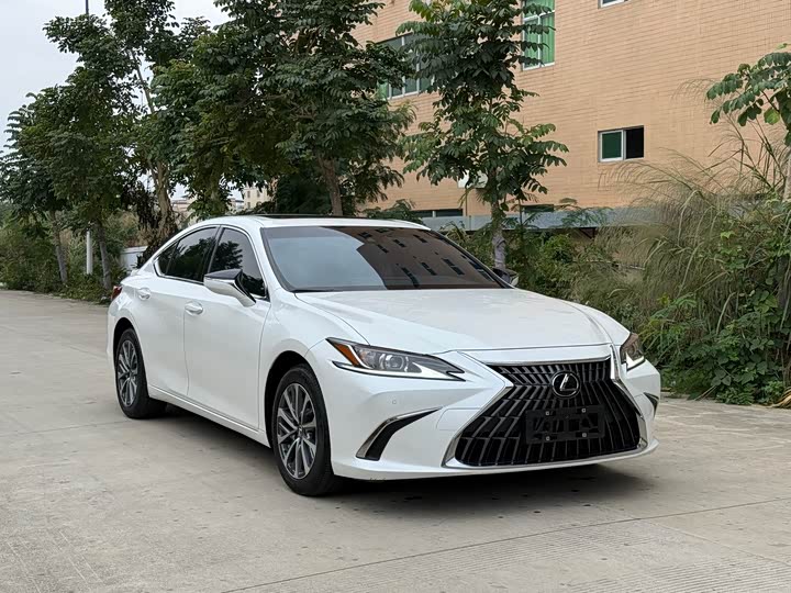 Фото 3 - Lexus ES