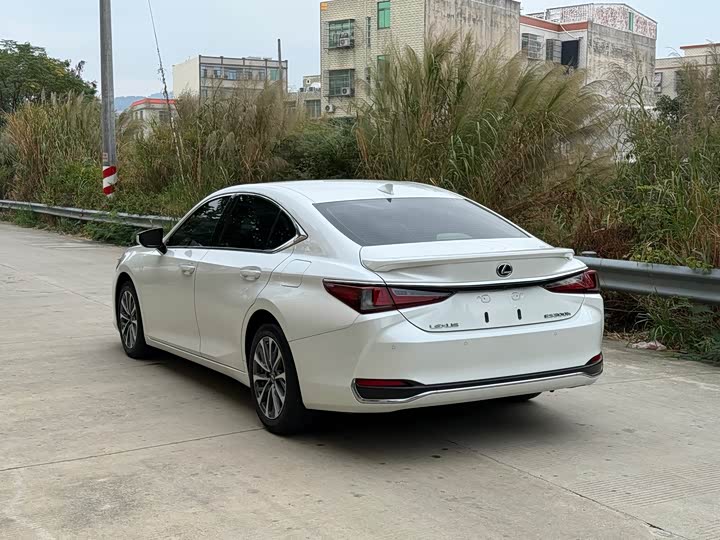 Фото 4 - Lexus ES