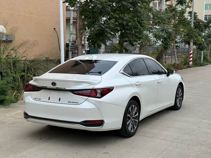 Фото 6 - Lexus ES