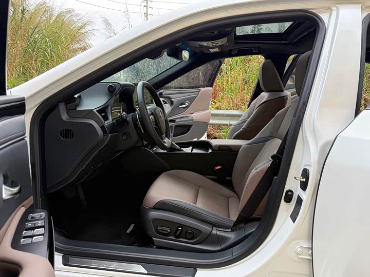 Фото 7 - Lexus ES