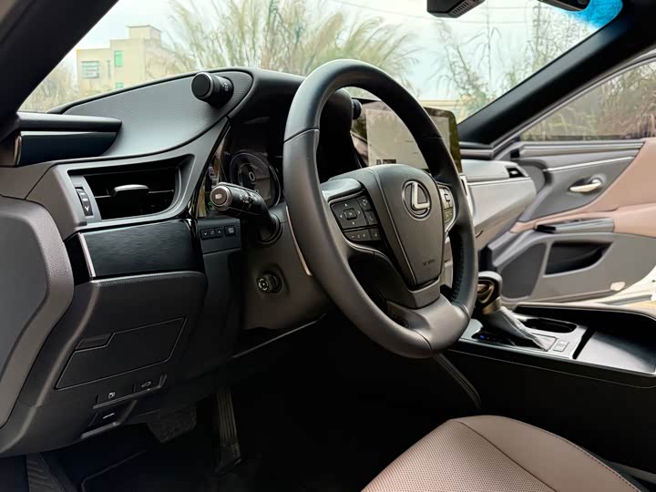 Фото 8 - Lexus ES