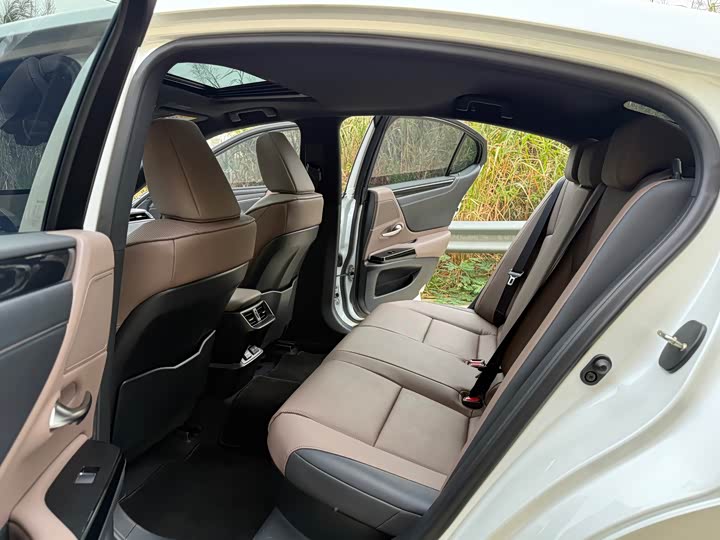 Фото 9 - Lexus ES