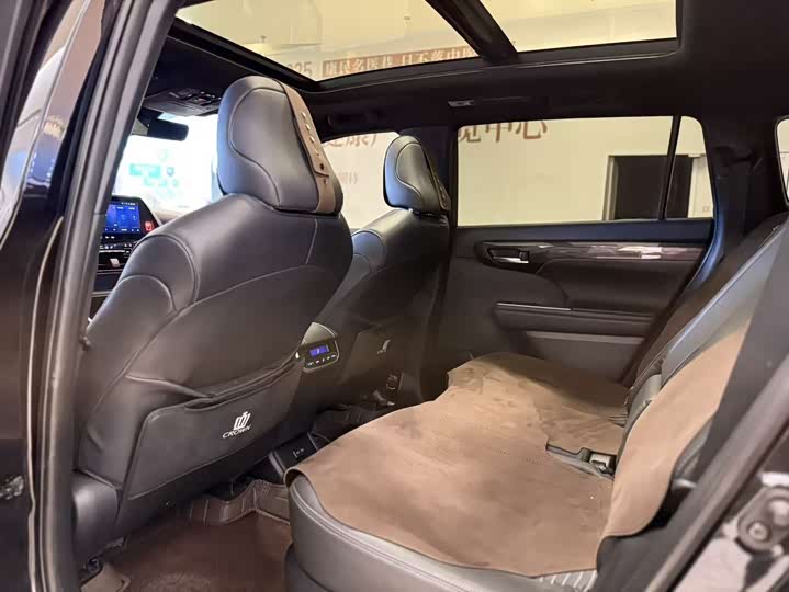 Фото 9 - Toyota Crown Kluger