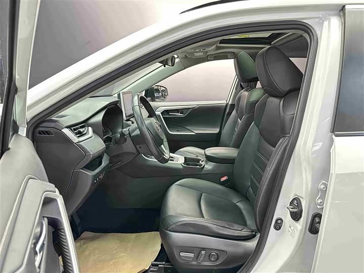 Фото 5 - Toyota RAV4