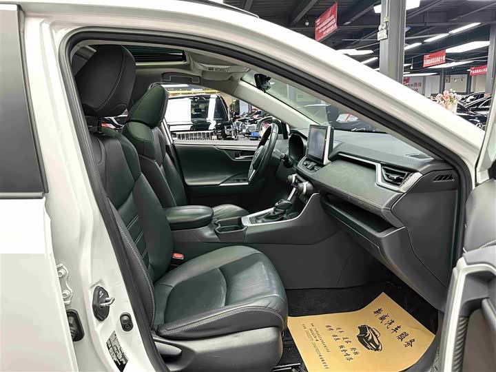 Фото 6 - Toyota RAV4