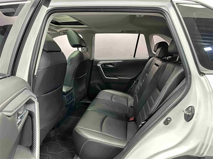 Фото 7 - Toyota RAV4