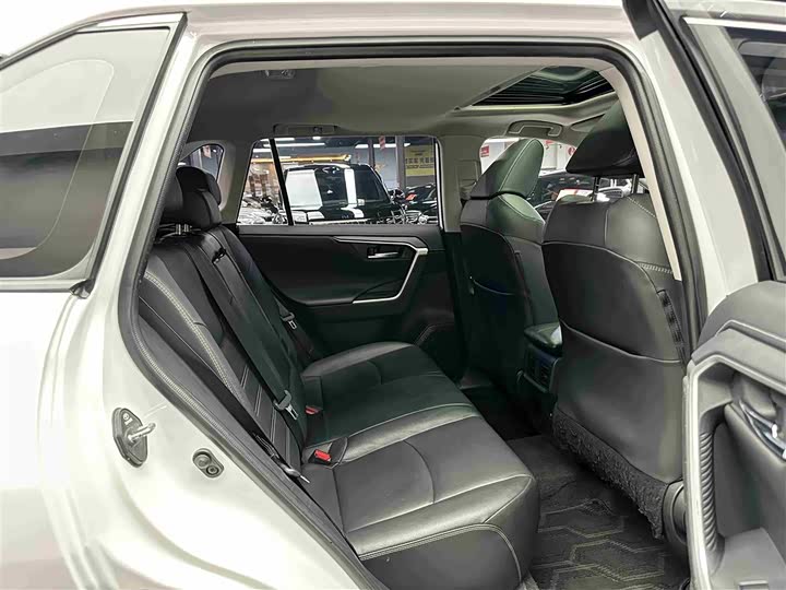 Фото 8 - Toyota RAV4