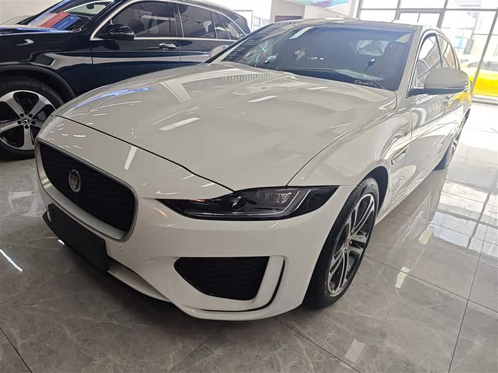 Фото 2 - Jaguar XE L