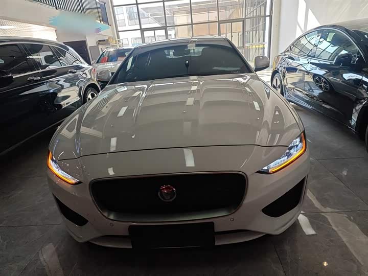 Фото 3 - Jaguar XE L