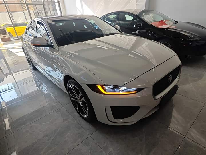 Фото 4 - Jaguar XE L
